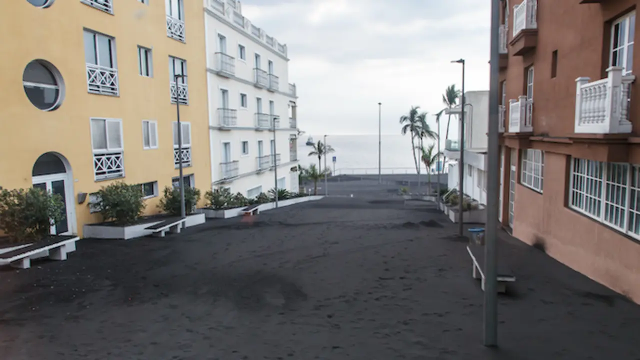 Un manto de ceniza cubre una v&iacute;a de Puerto Naos, a 27 de octubre de 2021, en Puerto Naos, La Palma, Santa Cruz de Tenerife, Canarias, (Espa&ntilde;a).  La emisi&oacute;n de lava que se viene produciendo a ra&iacute;z de la &uacute;ltima reconfiguraci&oacute;n de la morfolog&iacute;a del cono volc&aacute;nico de Cumbre Vieja contin&uacute;a discurriendo hacia el oeste. En las &uacute;ltimas 24 horas ha habido un aporte importante en las coladas n&uacute;mero 1, 7 y 3, una peque&ntilde;a colada que se mueve en medio de las dos anteriores y que desciende a unos 20 metros por hora hacia Puerto Naos, si bien todav&iacute;a se encuentra a bastante distancia. El volc&aacute;n de Cumbre Vieja de La Palma entr&oacute; el 19 de septiembre en erupci&oacute;n a las 15.20 hora canaria tras semanas de enjambres s&iacute;smicos y desde entonces no ha cesado su actividad.
28 OCTUBRE 2021;CENIZA;PUERTO NAOS;CANARIAS;VOLCAN
Europa Press
27/10/2021