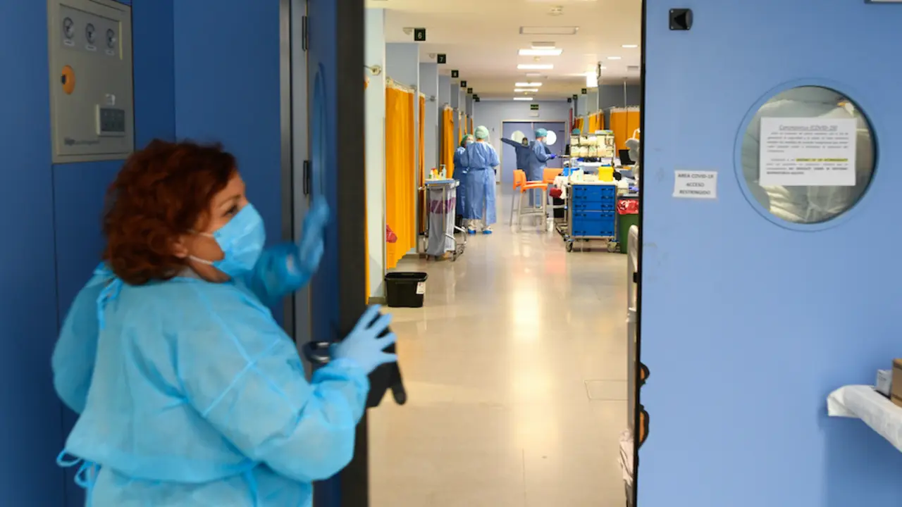 Varios sanitarios en la puerta de la UCI del Hospital M. de Valdecilla. / Hardy