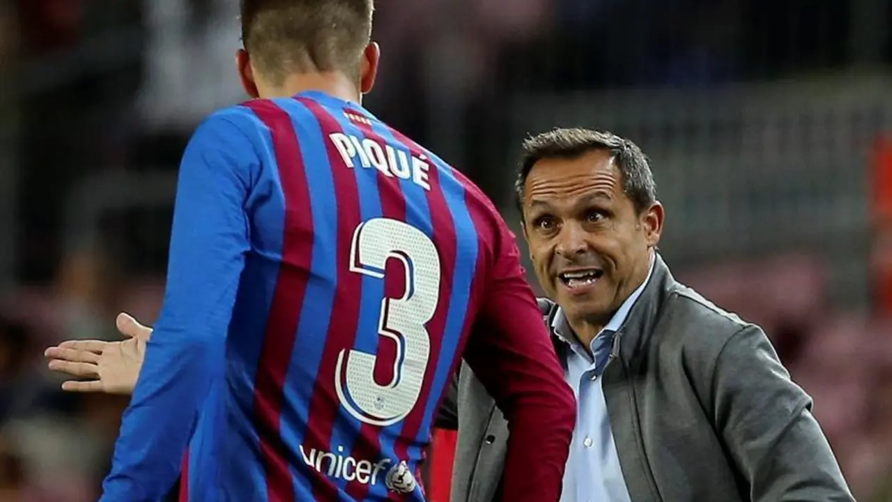 El entrenador del FC Barcelona Sergi Barju&aacute;n (d) da instrucciones a Piqu&eacute;, durante el partido de la jornada 12 de Liga en Primera Divisi&oacute;n que FC Barcelona y Deportivo Alav&eacute;s juegan hoy s&aacute;bado en el Camp Nou, en Barcelona. EFE/Enric Fontcuberta