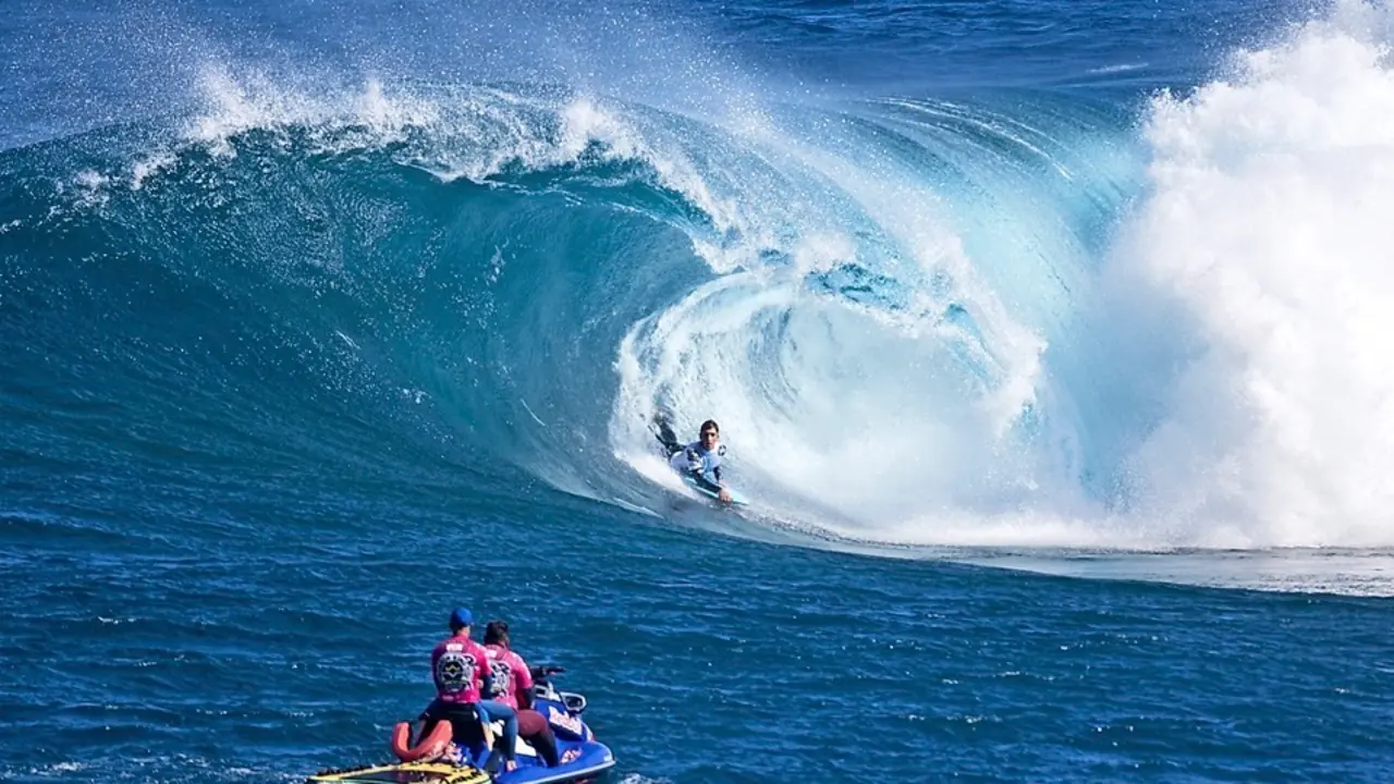 El santanderino Luis Taus&iacute;a surfeando una ola en la prueba junior de la World Cup Gran Canaria Front&oacute;n King,
 donde se alz&oacute; ayer como campe&oacute;n del mundo en esta categor&iacute;a, celebrado en G&aacute;ldar, Gran Canaria