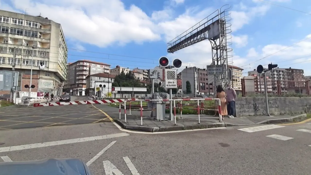 Paso a nivel con barreras en Torrelavega. / ALERTA