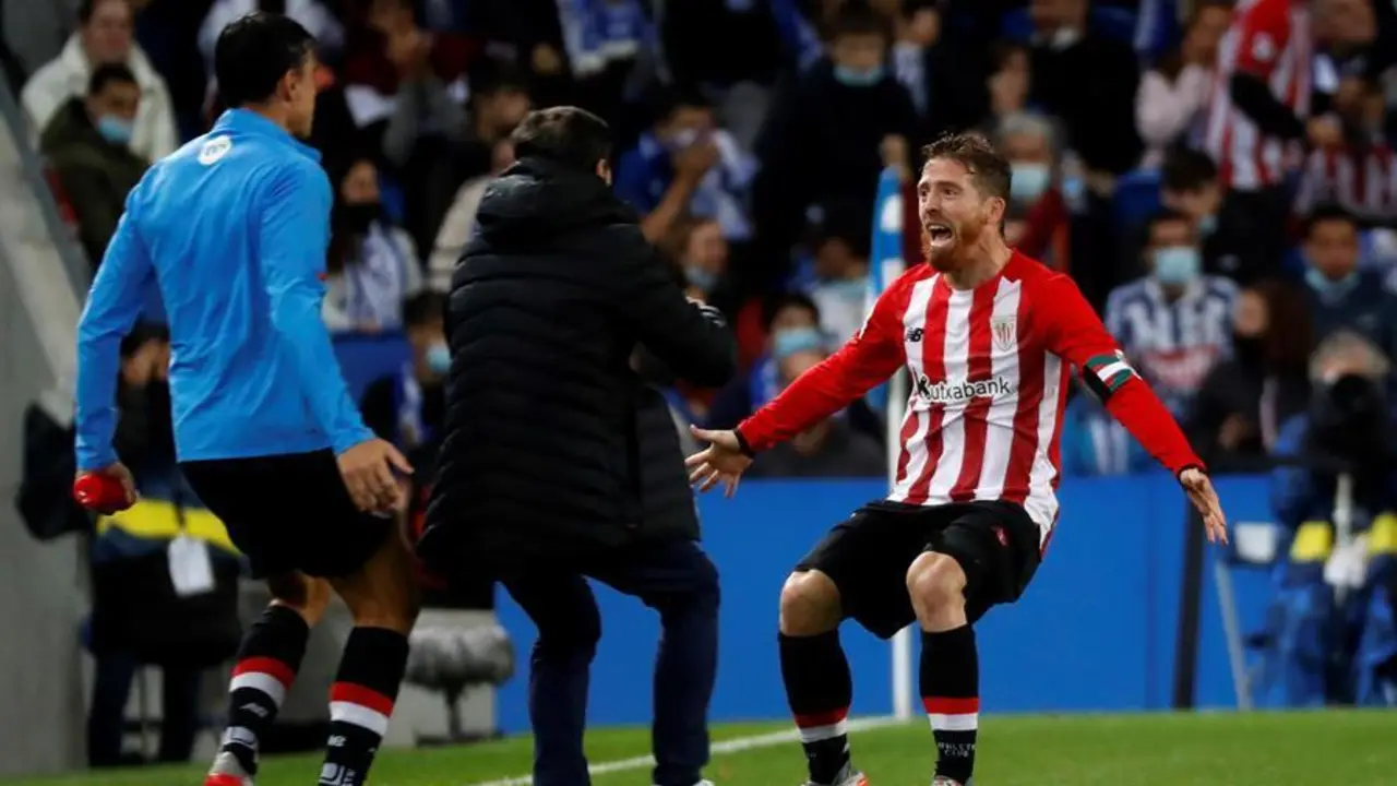 El centrocampista del Athletic Iker Muniain (d) celebra su gol durante el partido de la jornada 12 de la LaLiga que Real Sociedad y Athletic de Bilbao disputan este domingo en el Reale Arena de San Sebasti&aacute;n. EFE/Juan Herrero.