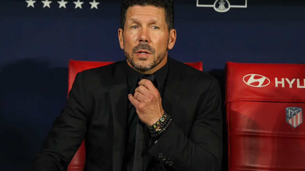Diego Pablo Simeone, entrenador del Atl&eacute;tico de Madrid, mira durante el partido de f&uacute;tbol de La Liga entre el Atl&eacute;tico de Madrid y la Real Sociedad en el estadio Wanda Metropolitano el 24 de octubre de 2021 en Madrid, Espa&ntilde;a. AFP7 /  Europa Press