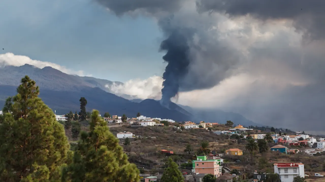 Columna de humo del volc&aacute;n de Cumbre Vieja que hoy cumple 39 d&iacute;as desde su entrada en erupci&oacute;n, a 28 de octubre de 2021, en La Palma, Santa Cruz de Tenerife, Canarias, (Espa&ntilde;a). La erupci&oacute;n de lava del volc&aacute;n de Cumbre Vieja cubre ya un total de 911,6 hect&aacute;reas y ha destruido 2.183 edificaciones. Adem&aacute;s, el pasado mi&eacute;rcoles se produjo una nueva ruptura del cono principal del volc&aacute;n y se mantuvo el flujo de lava hacia el oeste alimentando las coladas ya existentes. El volc&aacute;n de Cumbre Vieja de La Palma entr&oacute; el 19 de septiembre en erupci&oacute;n a las 15.20 hora canaria tras semanas de enjambres s&iacute;smicos y desde entonces no ha cesado su actividad.
29 OCTUBRE 2021;VOLCAN;LAVA;ERUPCION;CUMBRE VIEJA
Europa Press
28/10/2021