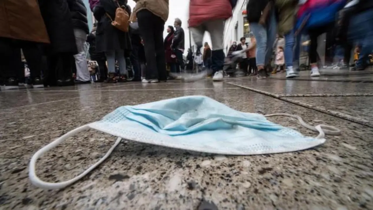 Una mascarilla en el suelo.