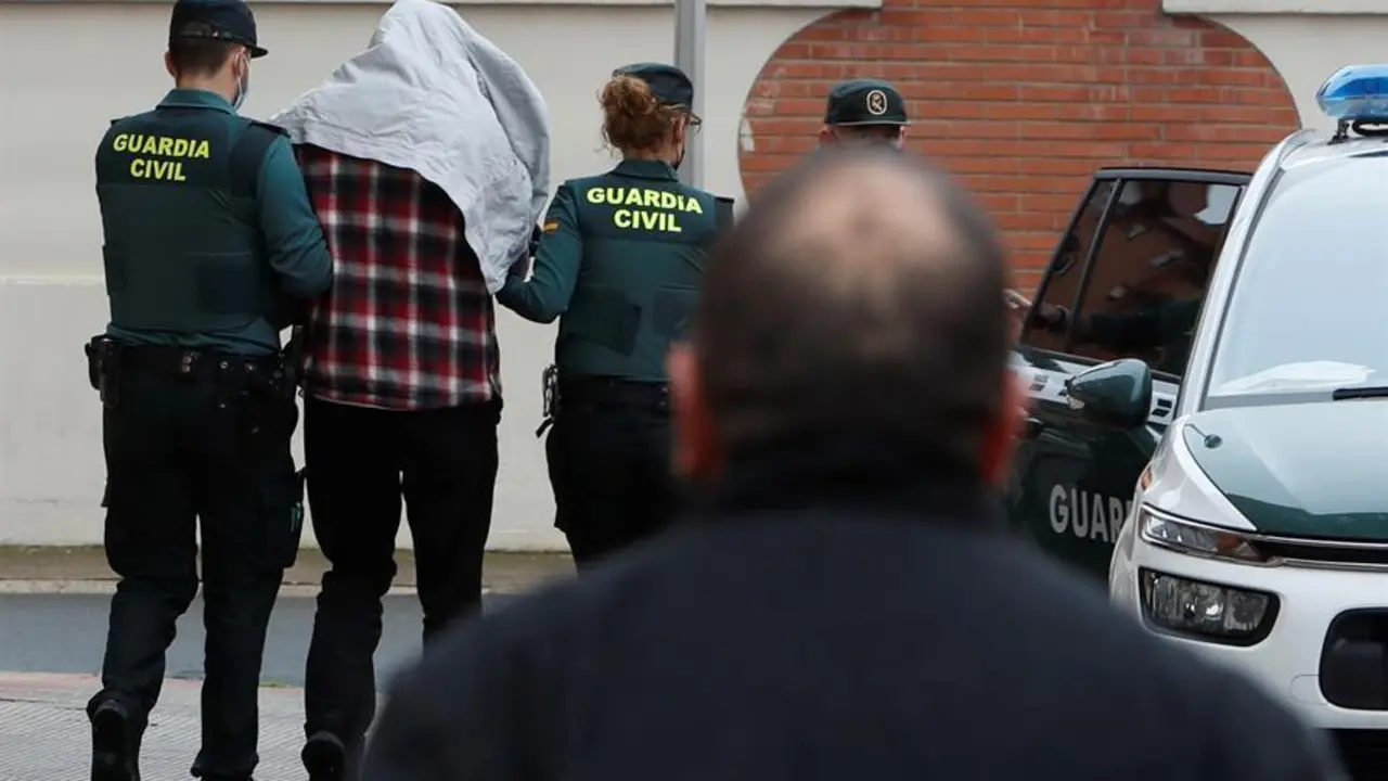 Un hombre increpa al detenido como presunto autor del homicidio de un ni&ntilde;o de 9 a&ntilde;os en Lardero (La Rioja) el pasado jueves, que ha pasado este domingo a disposici&oacute;n del Juzgado de Instrucci&oacute;n n&uacute;mero 2 de Logro&ntilde;o. El detenido, quien estaba en libertad condicional desde abril de 2020, ha salido, hacia las 10:25 horas, de las dependencias de la Guardia Civil en Logro&ntilde;o en un coche de la Benem&eacute;rita, con destino al Palacio de Justicia de La Rioja, que se encuentra a unos 400 metros de distancia. EFE/Javier Belver