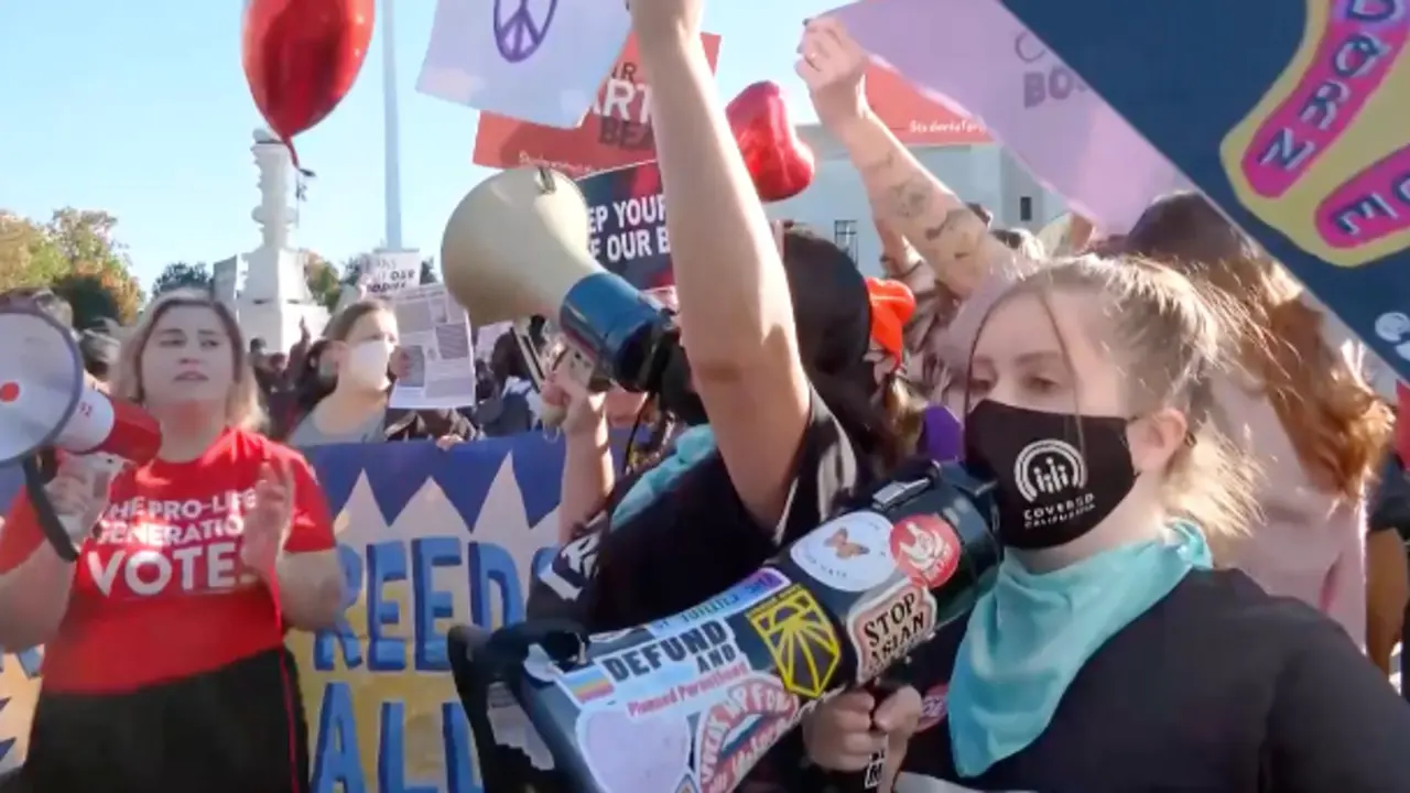 Manifestantes se re&uacute;nen frente a la Corte Suprema de los Estados Unidos mientras el tribunal escucha los argumentos de dos impugnaciones a una ley de Texas que proh&iacute;be la mayor&iacute;a de los abortos en Washington. ALERTA