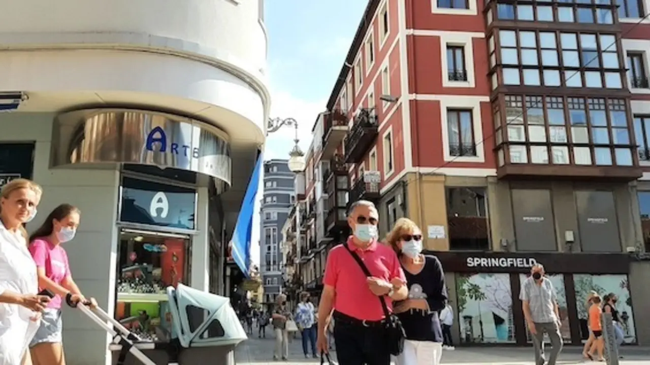 Varias personas transitan por la calle Consolaci&oacute;n en Torrelavega. / S. D&Iacute;AZ