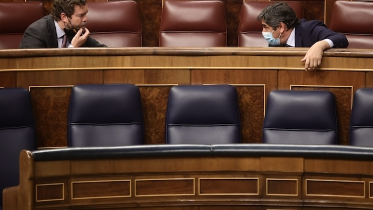 El portavoz de Vox en el Congreso, Iv&aacute;n Espinosa de los Monteros (i), y el portavoz del PNV en el Congreso de los Diputados, Aitor Esteban (d), conversan en una sesi&oacute;n plenaria en el Congreso de los Diputados, a 21 de octubre de 2021, en Madrid, (Espa&ntilde;a). El Pleno decide sobre el Real Decreto-ley de medidas urgentes para impulsar la actividad de rehabilitaci&oacute;n edificatoria en el contexto del Plan de Recuperaci&oacute;n, Transformaci&oacute;n y Resiliencia, y celebra el debate de totalidad del Proyecto de Ley de convivencia universitaria, entre otros asuntos.
21 OCTUBRE 2021;CONGRESO;VIVIENDA;PLENO;LEY
Eduardo Parra / Europa Press
21/10/2021