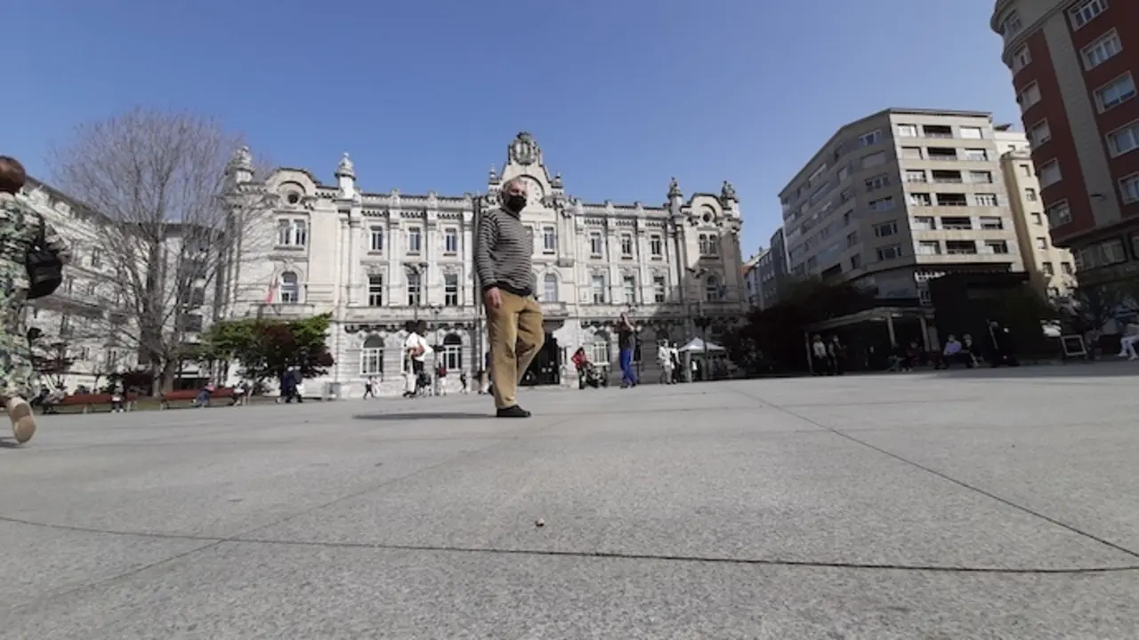 Una persona cruza delante del Ayuntamiento de Santander. / ALERTA
