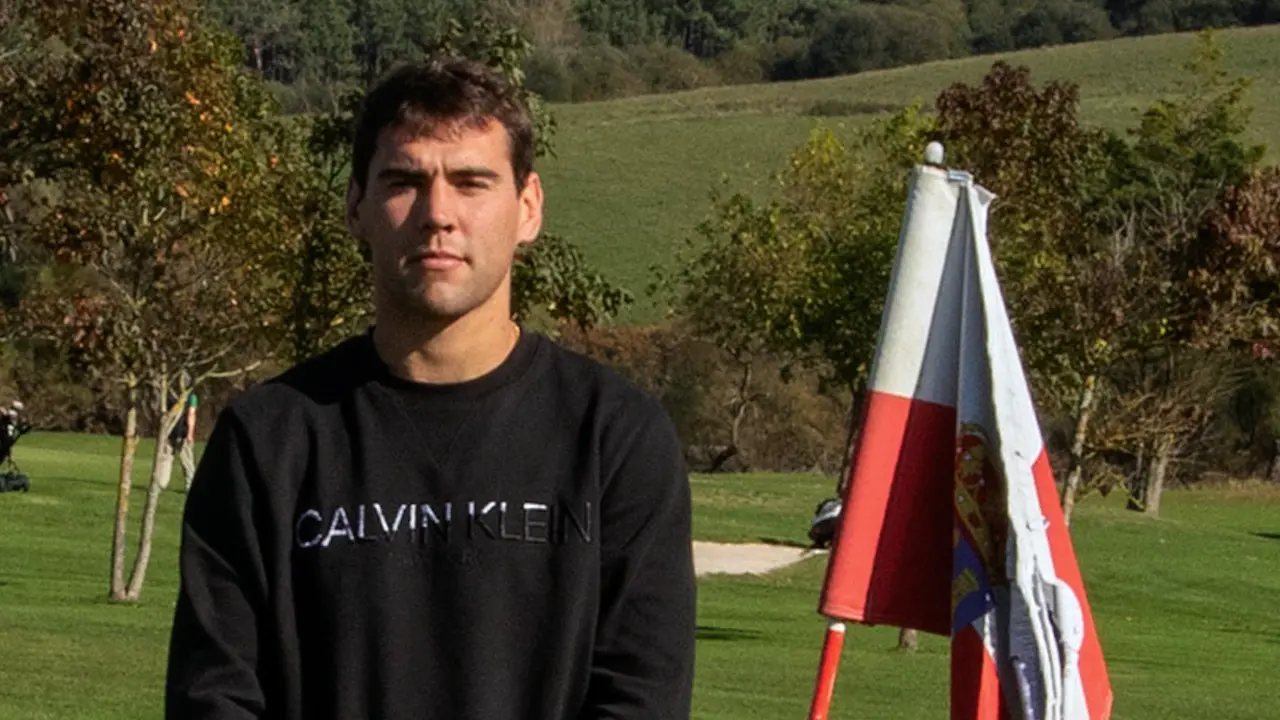 Sergio 'El Ni&ntilde;o' Garc&iacute;a durante la presentaci&oacute;n en el campo de Golf Abra del Pas en Mogro. / ALERTA