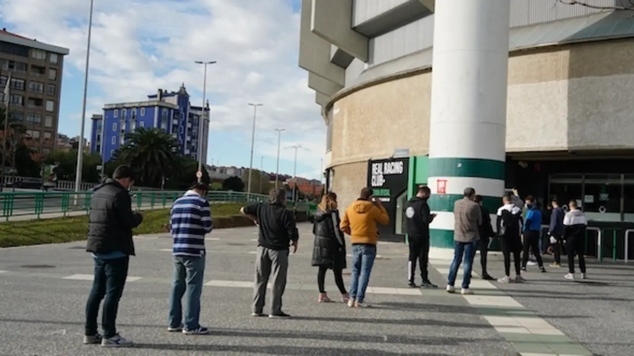 Primeras colas para conseguir una entrada para Le&oacute;n. / HARDY