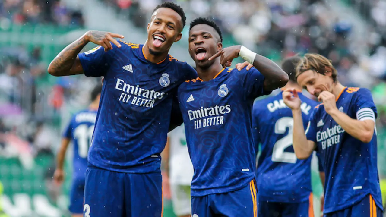 Vinicius Jr. celebra un gol con Eder Gabriel Militao, del Real Madrid, durante el partido de f&uacute;tbol de La Liga. AFP7 / Europa Press