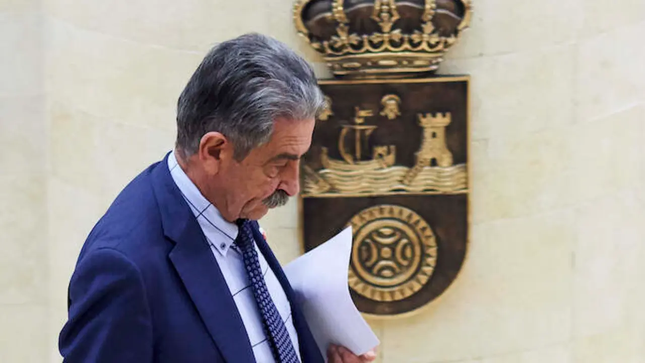 El presidente de Cantabria y secretario general del PRC, Miguel Angel Revilla, en su llegada a la sesi&oacute;n plenaria en el Parlamento de Cantabria. / Juan Manuel Serrano Arce / Europa Press