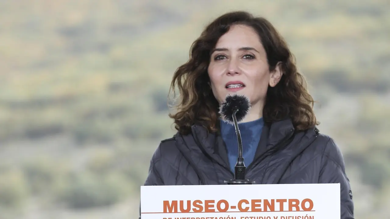 Cargar m&aacute;is
La presidenta de la Comunidad de Madrid, Isabel D&iacute;az Ayuso, interviene en el acto de colocaci&oacute;n de la primera piedra del futuro Museo-Centro de Interpretaci&oacute;n, Estudio y Difusi&oacute;n del Valle de los Neandertales, en Pinilla del Valle, a 2 de noviembre de 20
