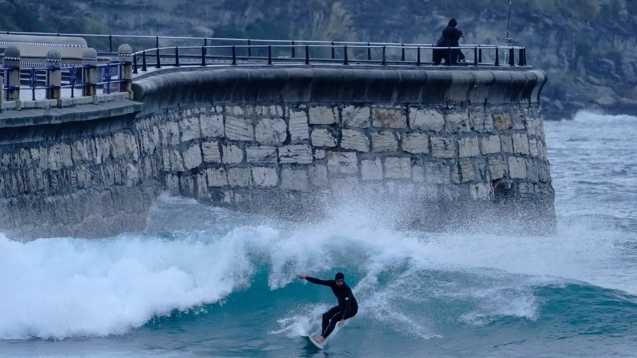 Varioa surfistas en la segunda playa del Sardinero. / Hardy