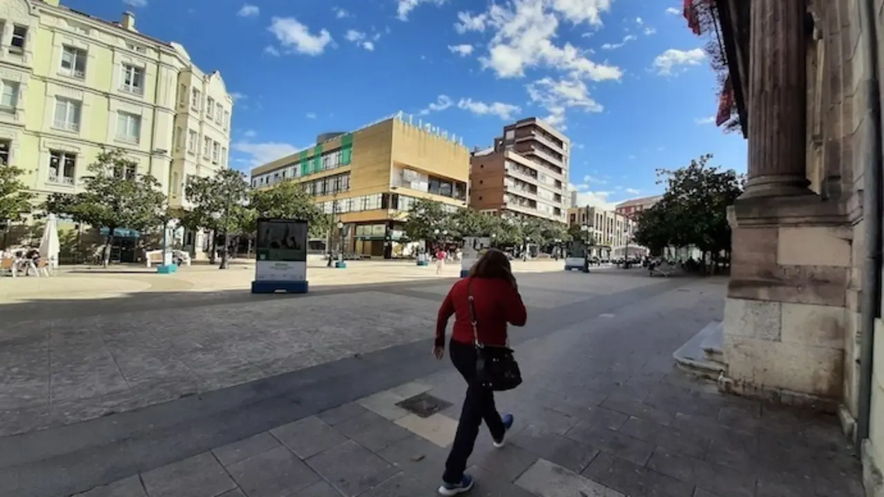 Una persona camina junto a el edificio del Ayuntamiento de Torrelavega. / S. D&iacute;az