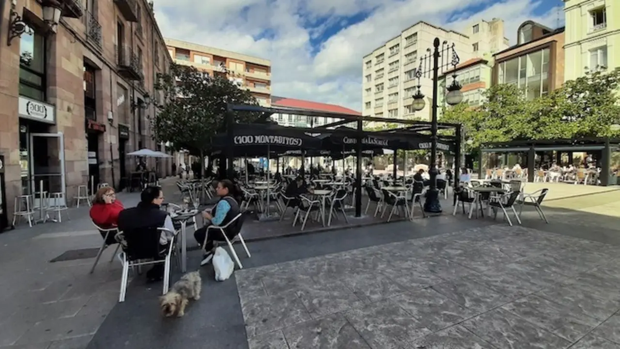 Terraza ubicada en el Boulevar Demetrio Herrero en Torrelavega. / S. D&Iacute;AZ