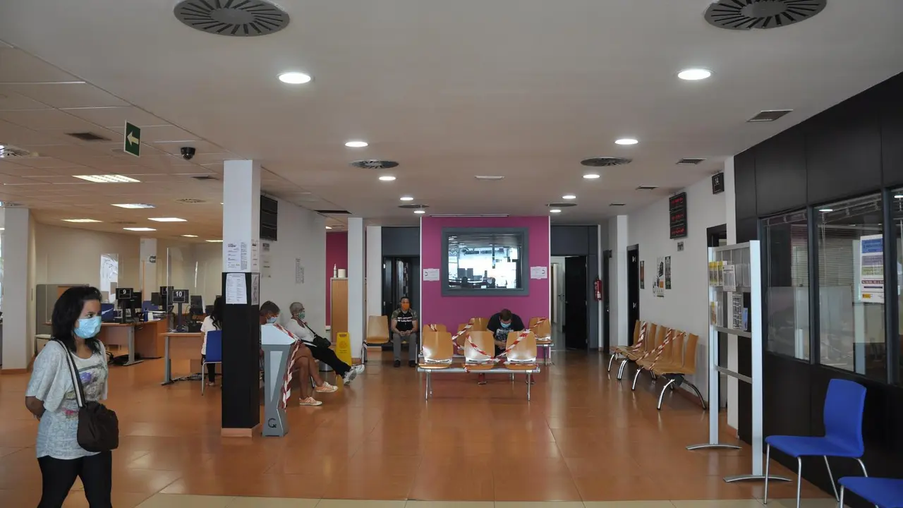 Varias personas en la oficina de empleo de Torrelavega. / S. D&iacute;az