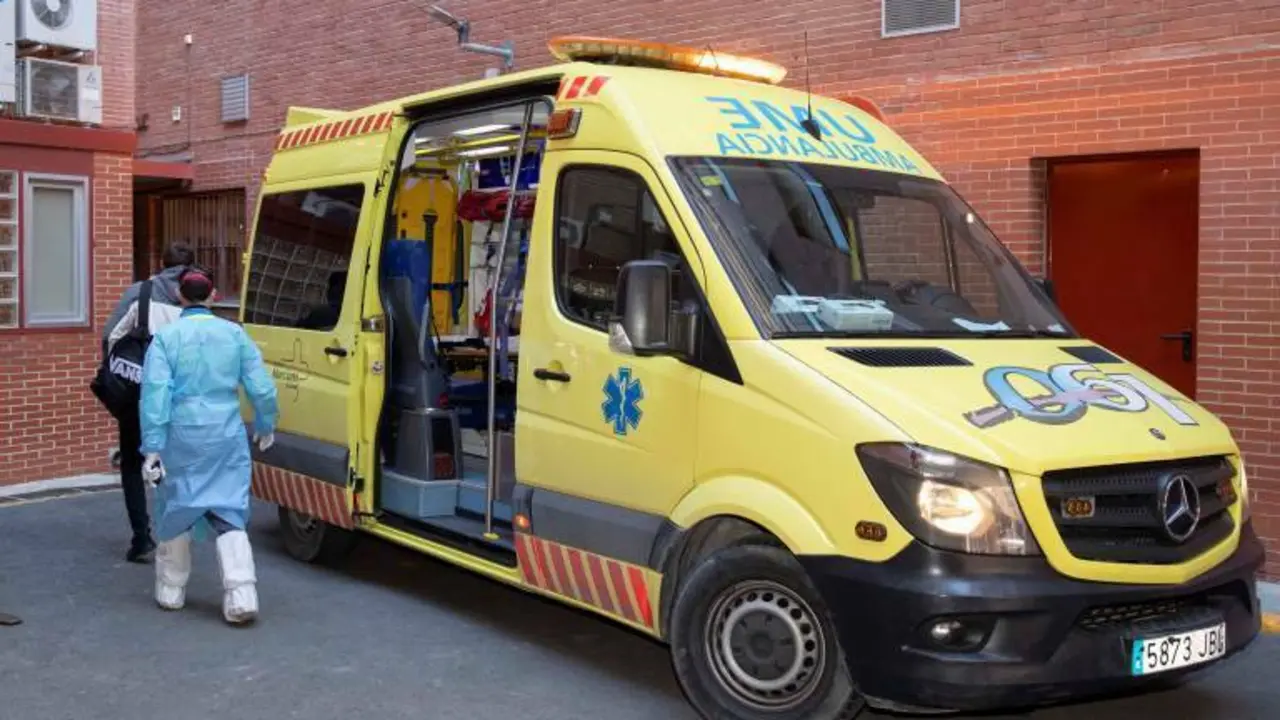 Una ambulancia en una imagen de archivo. Foto: MARCIAL GUILL&Eacute;N (EFE)
