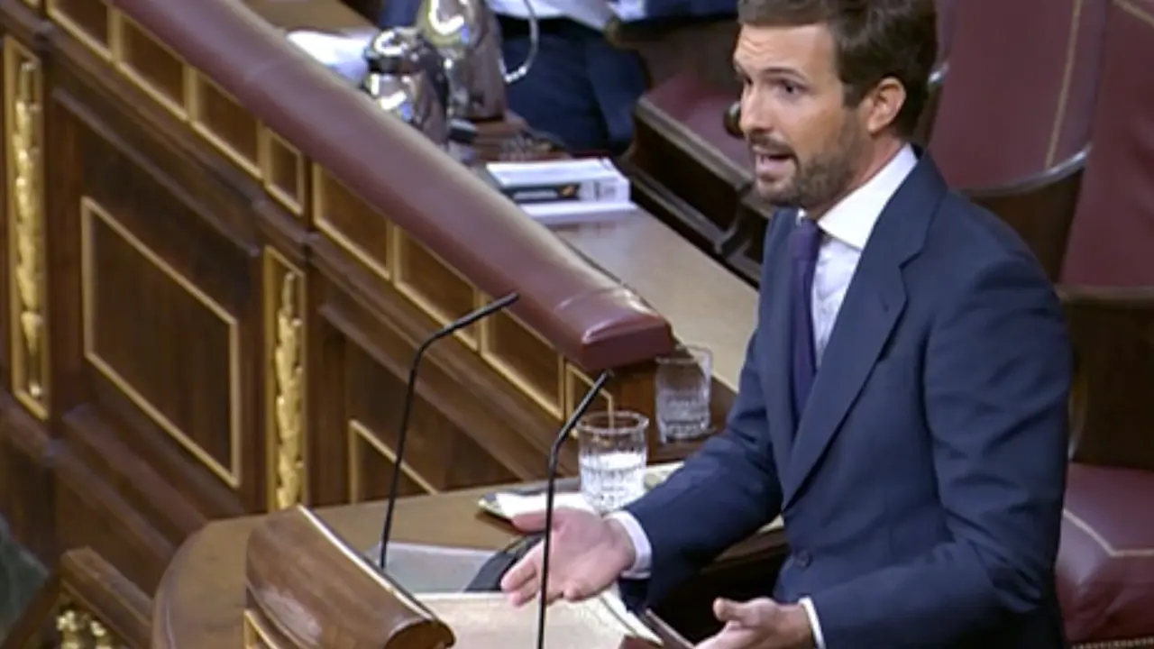 El l&iacute;der del PP, Pablo Casado, interviene en una sesi&oacute;n de control al Gobierno en el Congreso de los Diputados.
