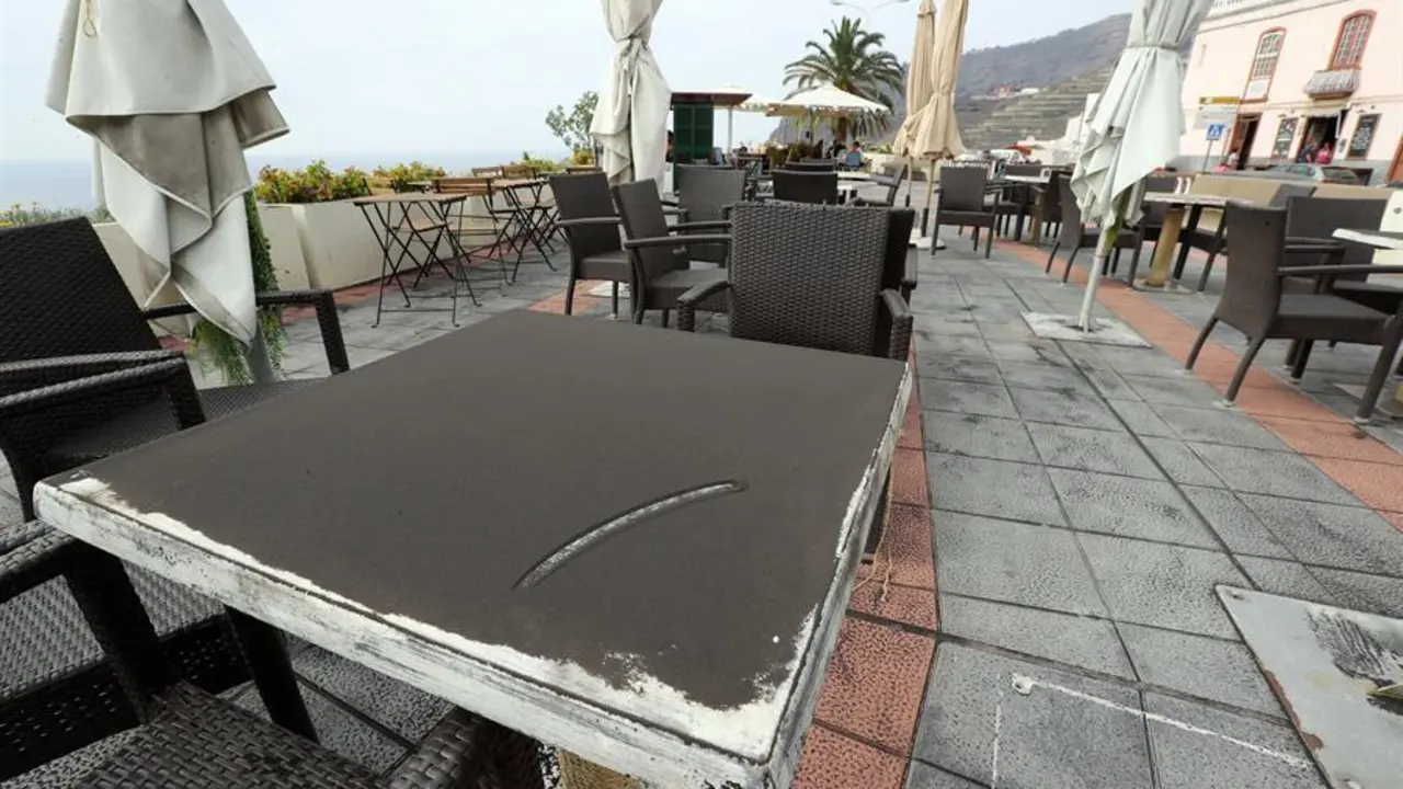 Empresarios tur&iacute;sticos de La Palma consideran que el sector ser&aacute; fundamental para la recuperaci&oacute;n econ&oacute;mica de la isla con un reclamo del volc&aacute;n "que deber&aacute; pagar el desastre que nos est&aacute; ocasionando". Jorge Miranda, gerente del Centro de Iniciativas y Turismo Insular Tedote La Palma, afirma a EFE que es preciso "mirar al futuro" y gestionar una situaci&oacute;n, que, reconoce, "nos tiene noqueados".En ello coincide la due&ntilde;a de un local de restauraci&oacute;n situado en el valle de Aridane y que afirma a EFE que la situaci&oacute;n "est&aacute; baja" y que los turistas que vienen a pasar el d&iacute;a, no se acercan a todas las zonas. En la imagen, una de las terrazas de restauraci&oacute;n de Tazacorte, hoy vac&iacute;as de turistas y visitantes. EFE/ Elvira Urquijo A.
