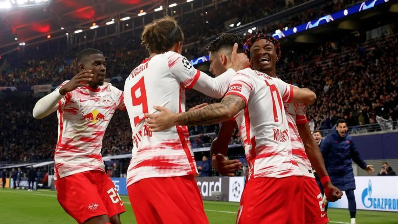 El jugador del Leipzig Dominik Szoboszlai (2da R), asistido por sus compa&ntilde;eros, reacciona tras marcar el 2-2 de penalti durante el partido de f&uacute;tbol del grupo A de la UEFA Champions League entre el RB Leipzig y el Paris Saint-Germain (PSG) en Leipzig, Alemania, el 03 de octubre de 2021. (Liga de Campeones, Alemania) EFE/EPA/FILIP SINGER