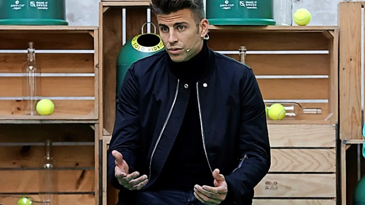 GRAF5043. MADRID, 03/11/2021.- El defensa del FC Barcelona y presidente y fundador de Kosmos Tennis, Gerard Piqu&eacute; presenta este mi&eacute;rcoles la primera edici&oacute;n sostenible de la Copa Davis durante un acto celebrado en Madrid. EFE/JJ Guill&eacute;n