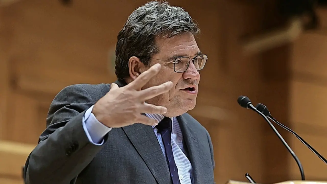 MADRID, 02/11/2021.- El ministro de Seguridad Social, Jos&eacute; Luis Escriv&aacute;, interviene durante la sesi&oacute;n de control al Gobierno en el pleno del Senado, este martes en Madrid. EFE/ Kiko Huesca