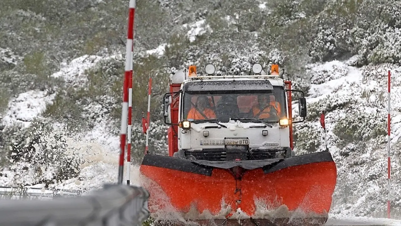 GRAF5081. ALTO CAMPOO (CANTABRIA), 03/11/2021.- Una m&aacute;quina quitanieves limpia este mi&eacute;rcoles la carretera en las inmediaciones de la estaci&oacute;n de esqu&iacute; de Alto Campoo, donde han ca&iacute;do las primeras nevadas en la comunidad c&aacute;ntabra.EFE/Pedro Puente Hoyos
