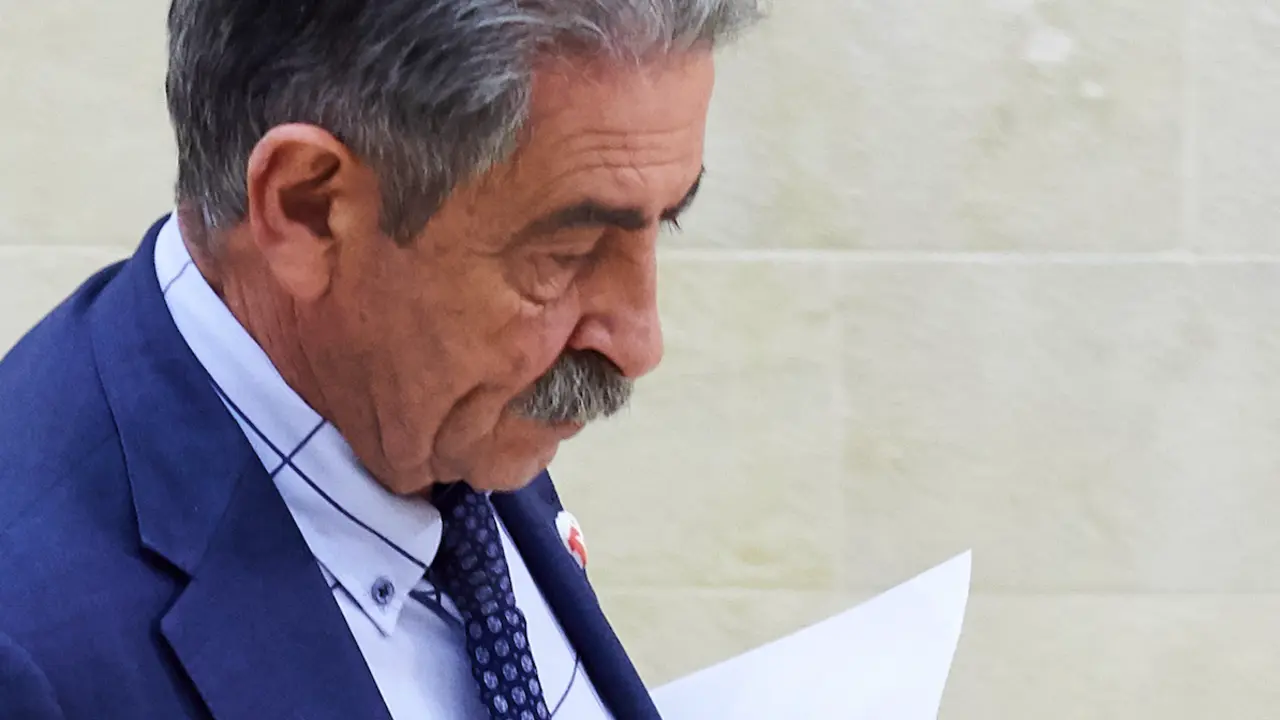 El presidente de Cantabria y secretario general del PRC, Miguel Angel Revilla, en su llegada a la sesi&oacute;n plenaria en el Parlamento de Cantabria. 
Juan Manuel Serrano Arce / Europa Press