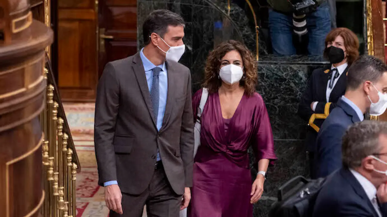 El presidente del Gobierno, Pedro S&aacute;nchez, y la ministra de Hacienda, Mar&iacute;a Jes&uacute;s Montero, a su llegada a una sesi&oacute;n plenaria en el Congreso de los Diputados, a 3 de noviembre de 2021, en Madrid, (Espa&ntilde;a). Durante el pleno, el Gobierno central va a defender el proyecto de Presupuestos Generales del Estado de 2022 frente a las siete enmiendas de totalidad presentadas por PP, Vox, Cs, Junts, la CUP, Foro Asturias y Coalici&oacute;n Canaria, que piden la devoluci&oacute;n de las cuentas al Gobierno. El debate de totalidad es el primer examen de las cuentas y el Gobierno lo afronta con los votos suficientes para superarlo.
03 NOVIEMBRE 2021;PRESUPUESTOS;ESTADO;CONGRESO;DIPUTADOS
Alberto Ortega / Europa Press
3/11/2021