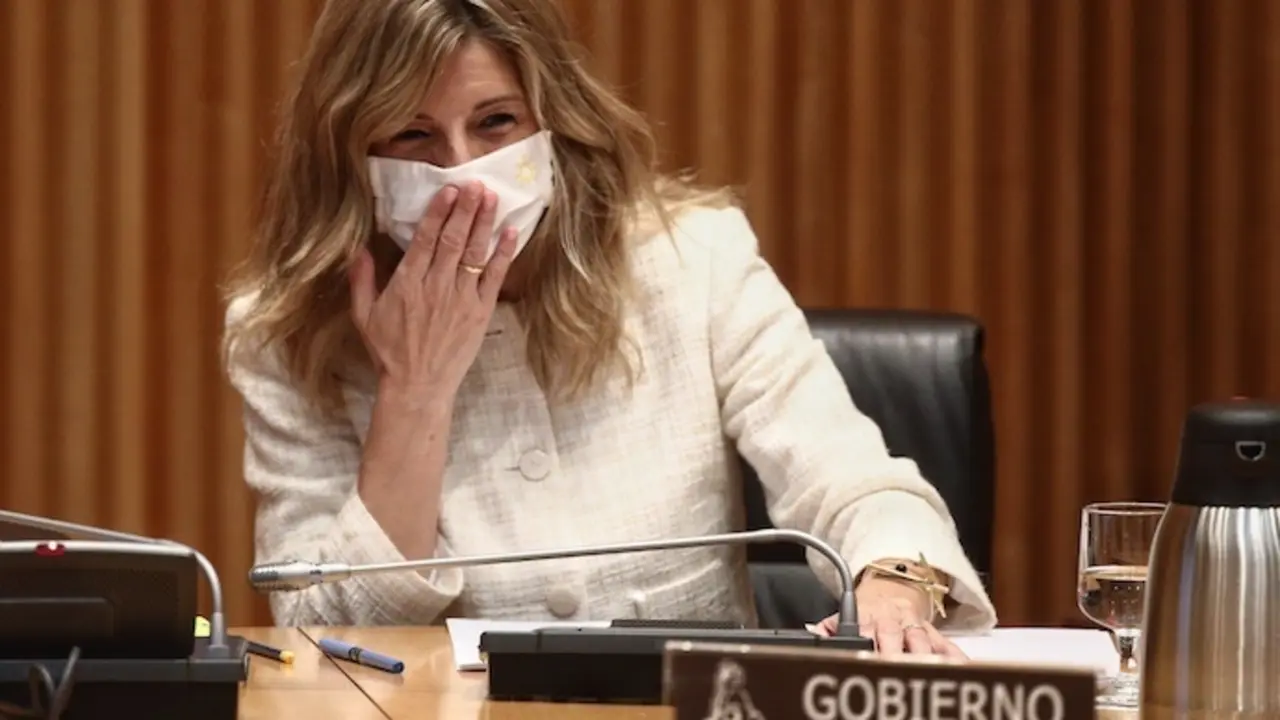 La ministra de Trabajo y Econom&iacute;a Social, Yolanda D&iacute;az, saluda a su llegada a la Comisi&oacute;n de Trabajo, Inclusi&oacute;n, Seguridad Social y Migraciones celebrada en la Sala Ernest Lluch del Congreso de los Diputados, en Madrid, (Espa&ntilde;a), a 22 de marzo de 2021. Durante su comparecencia, D&iacute;az ha explicado la respuesta de su departamento a la pandemia en materia laboral y la transformaci&oacute;n de las pol&iacute;ticas de empleo en las que trabaja el ministerio cuya acci&oacute;n se encamina hacia un objetivo: &rdquo;Me propongo abordar definitivamente la asignatura pendiente de la democracia en Espa&ntilde;a : el trabajo decente&rdquo; ha subrayado D&iacute;az durante su exposici&oacute;n.
22 MARZO 2021;DIAZ;COMPARECENCIA TRABAJO;COMISION;TRABAJO;CONGRESO
E. Parra. POOL / Europa Press
  (Foto de ARCHIVO)
22/3/2021