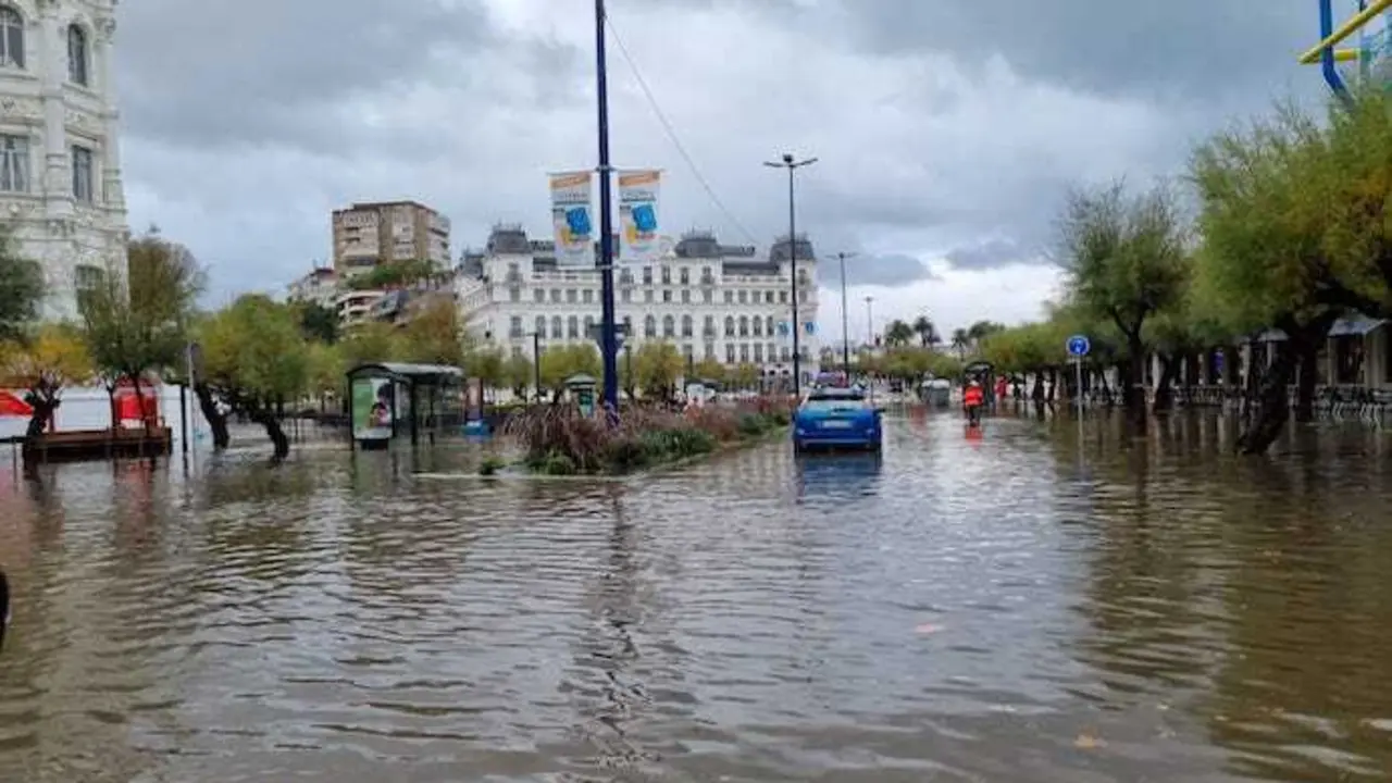 Vista de la carretera inundada a la altura de la Plaza de Italia en Santander. / Hardy