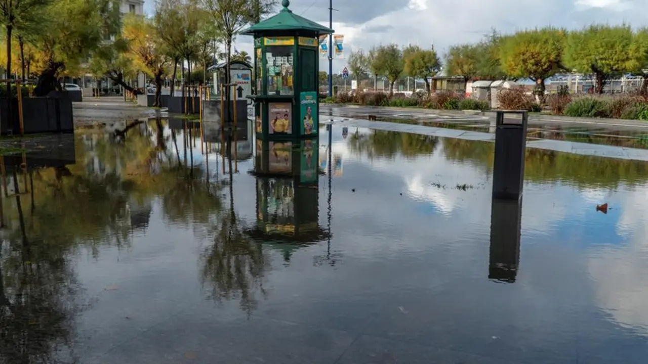 La Plaza de Italia inundada este jueves, tras las fuertes lluvias ca&iacute;das en la zona de El Sardinero en Santander, localidad espa&ntilde;ola en la que m&aacute;s precipitaciones se han acumulado en la ma&ntilde;ana de este jueves, con casi 40 litros por metro cuadrado hasta 14.10 horas, seg&uacute;n los datos registrados por la Agencia Estatal de Meteorolog&iacute;a (Aemet). EFE/ Rom&aacute;n G. Aguilera