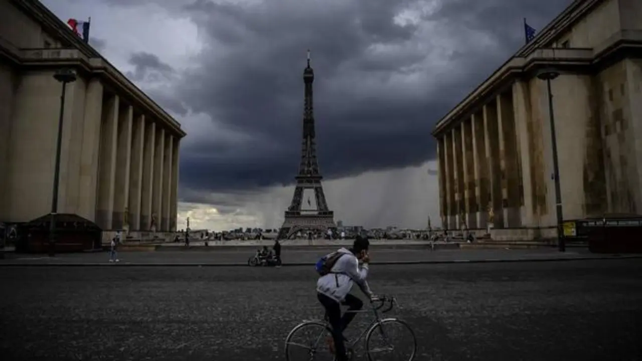Un ciclista circula por las calles de Par&iacute;s. / AFP