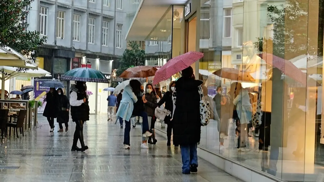 Varias personas transitan por la calle Lealtad de Santander a la altura de la tienda Zara. / Hardy