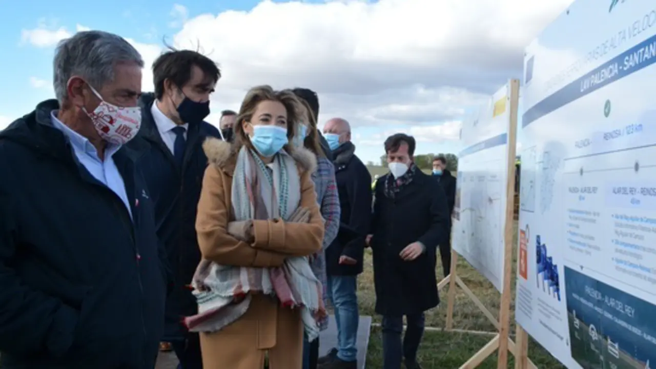 La ministra de Transportes,Raquel S&aacute;nchez, asegura ante el presidente c&aacute;ntabro, Miguel &Aacute;ngel Revilla, que la alta velocidad entre Palencia y Cantabria es ya una realidad con la puesta en marcha de las primeras obras en la provincia castellana. / EFE / Almudena &Aacute;lvarez