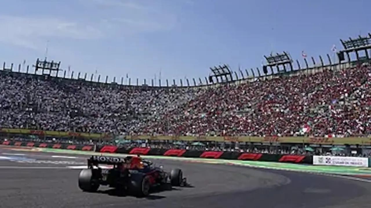 Verstappen, en cabeza de la carrera, a su llegada a Foro Sol.AP