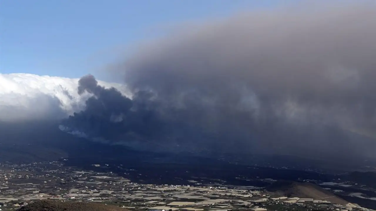 La erupci&oacute;n de La Palma ha cumplido este domingo 50 d&iacute;as desde su comienzo y, a pesar de que en las &uacute;ltimas jornadas parec&iacute;a que iba a menos, los cient&iacute;ficos se han encargado de poner a todo el mundo los pies en el suelo: no ha terminado y no hay indicios para determinar cu&aacute;ndo ser&aacute; su final. El 19 de septiembre a las 15:13 horas local la tierra se abri&oacute; en una zona de El Paso conocida como Cabeza de Vaca, en el sistema de Cumbre Vieja, y entonces nada hac&iacute;a prever que 50 d&iacute;as despu&eacute;s la erupci&oacute;n seguir&iacute;a activa ni los destrozos iba a provocar.Desde entonces hasta hoy, las coladas de lava cubren 992 hect&aacute;reas y ha afectado a 2.719 edificaciones, la mayor&iacute;a de ellas destruidas. En la imagen, el volc&aacute;n desde el puerto de Tazacorte. EFE/ Elvira Urquijo A.