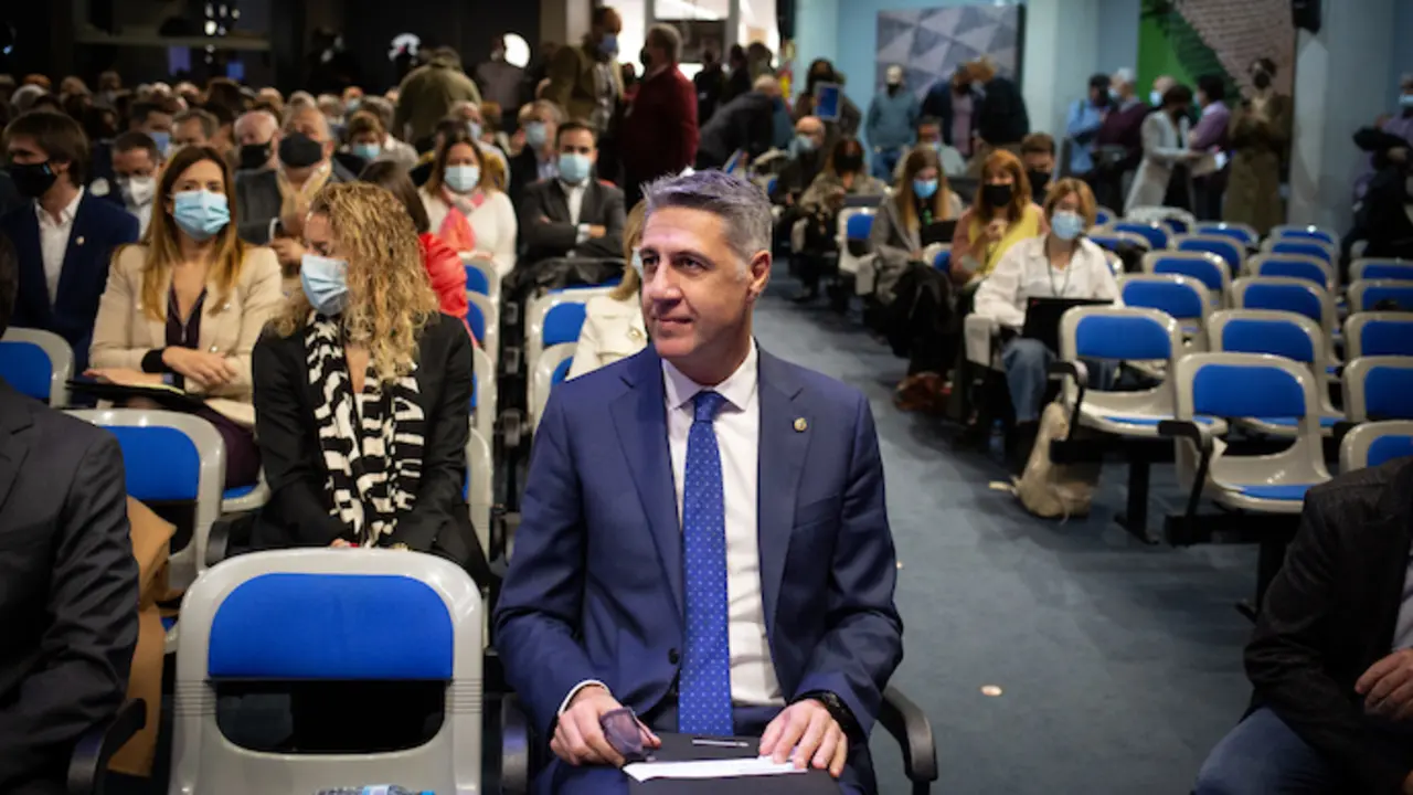 El alcalde de Badalona (Barcelona), Xavier Garc&iacute;a Albiol, en un pleno extraordinario para debatir la propuesta de moci&oacute;n de censura al alcalde, en el Ayuntamiento de Badalona, a 8 de noviembre de 2021, en Badalona, Barcelona, Catalunya, (Espa&ntilde;a). El Ayuntamiento de Badalona (Barcelona) celebra este pleno extraordinario para votar la propuesta de moci&oacute;n de censura registrada por todos los grupos municipales de la oposici&oacute;n para desplazar de su cargo al actual alcalde, Xavier Garc&iacute;a Albiol (PP), por su aparici&oacute;n en los 'Pandora Papers'. Seg&uacute;n se&ntilde;alan, Garc&iacute;a Albiol recibi&oacute; un poder general para gestionar una sociedad en Belice --un conocido para&iacute;so fiscal al norte de Centroam&eacute;rica-- en el a&ntilde;o 2005 siendo ya un alto cargo del Partido Popular de Catalu&ntilde;a.
08 NOVIEMBRE 2021;MOCI&Oacute;N;BARCELONA;ALCALDE;PLENO;AYUNTAMIENTO
David Zorrakino / Europa Press
8/11/2021