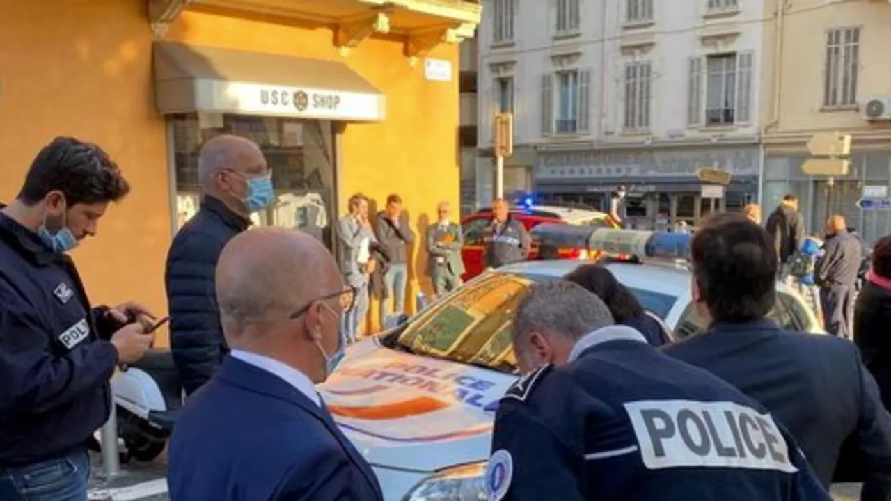 El miembro del parlamento franc&eacute;s Eric Ciotti visita la comisar&iacute;a donde, seg&uacute;n los informes, un agente de polic&iacute;a result&oacute; herido tras ser apu&ntilde;alado con un cuchillo, en Cannes, Francia, el 8 de noviembre de 2021. Twitter