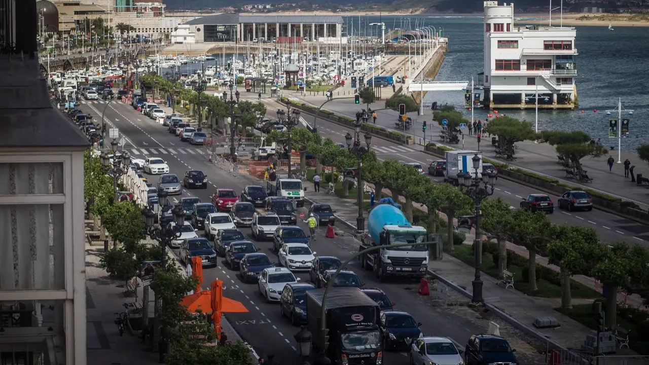 Vista del paseo Pereda en Santander repleto de coches. / HARDY