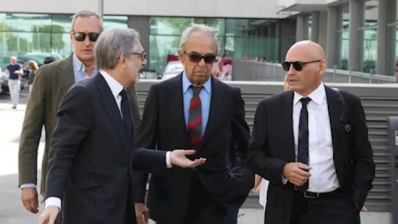 En el medio, Jaime Bot&iacute;n.