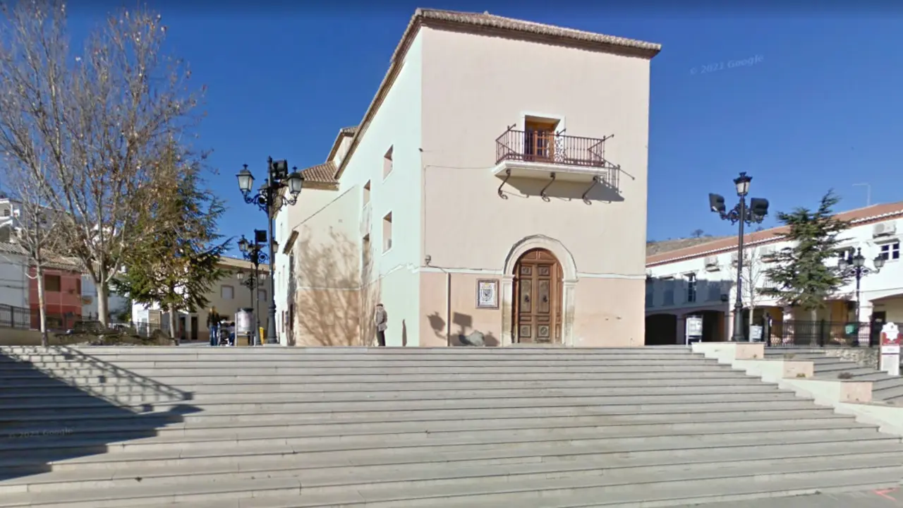 Vista del Ayuntamiento de Illora en Granada. / ALERTA