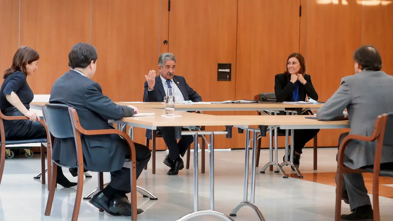 M. A. Revilla durante la reuni&oacute;n con los interlocutores belgas.