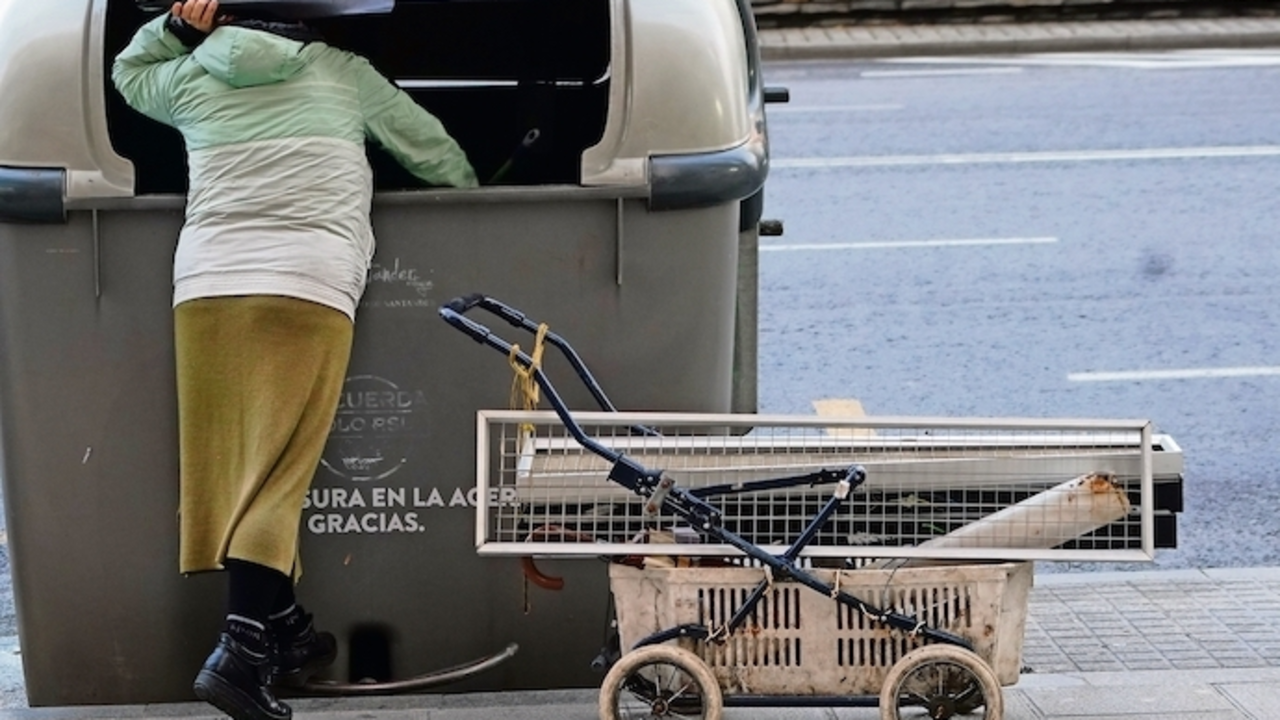 Una persona busca en la basura en la ciudad de Santander. / HARDY