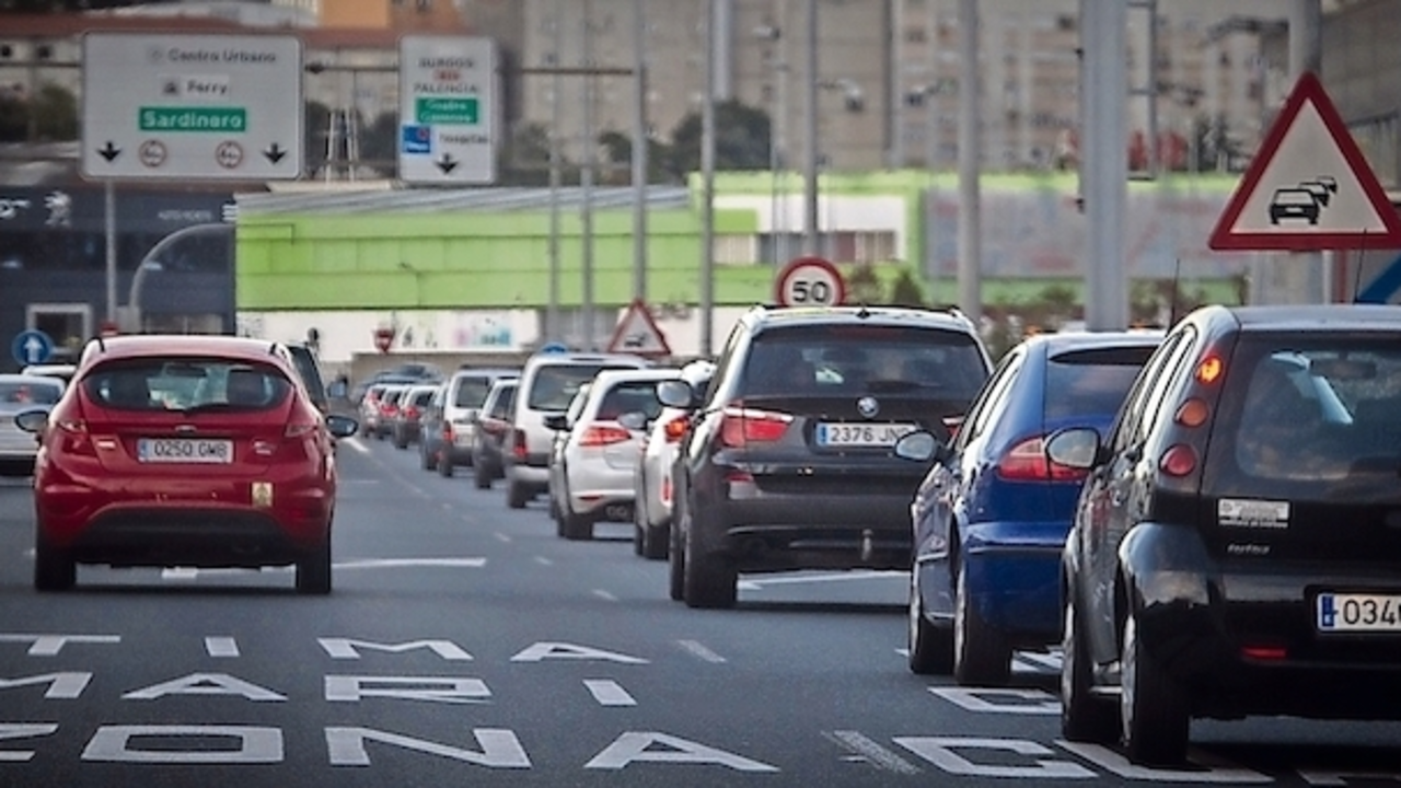 Varios coches en la entrada de la ciudad de Santander. / ALERTA