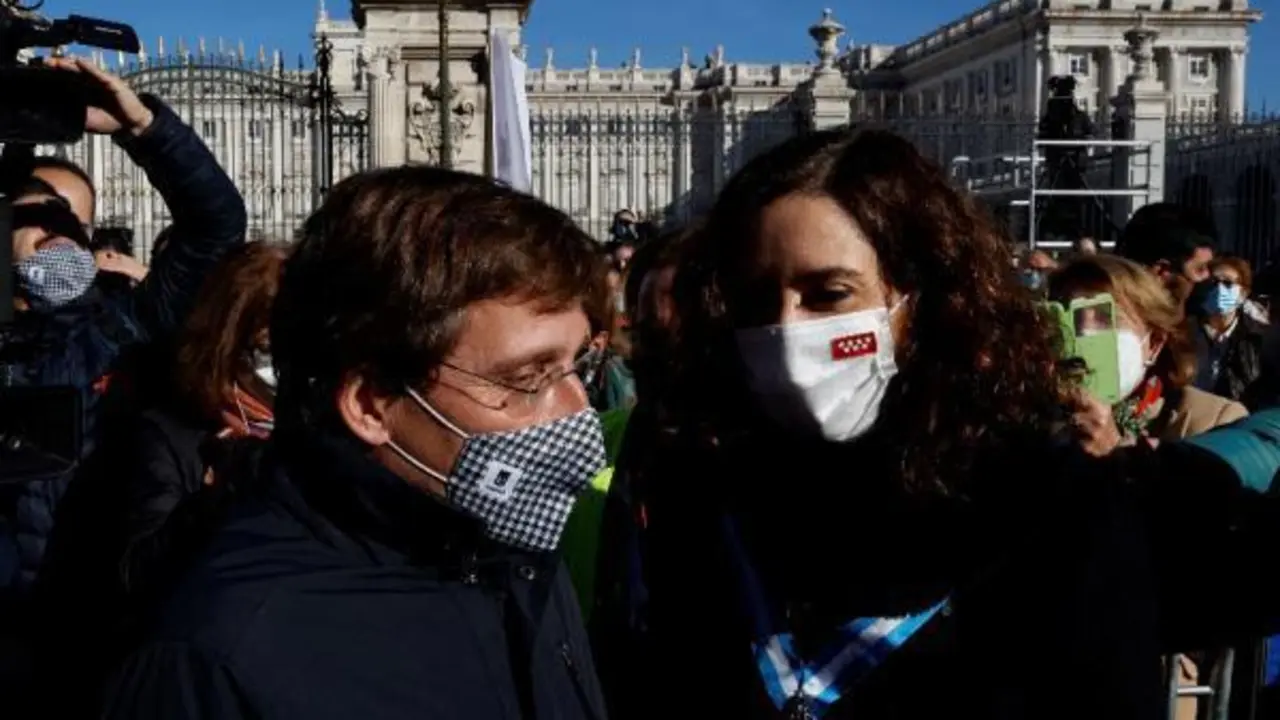 El alcalde de Madrid, Jos&eacute; Luis Mart&iacute;nez-Almeida, y la presidenta de la Comunidad de Madrid, Isabel Ayuso, a su llegada a la explanada entre la catedral de Santa Mar&iacute;a la Real de la Almudena y el Palacio Real para asistir a la misa por la festividad de la Virgen de la Almudena, este martes en Madrid. EFE/Chema Moya