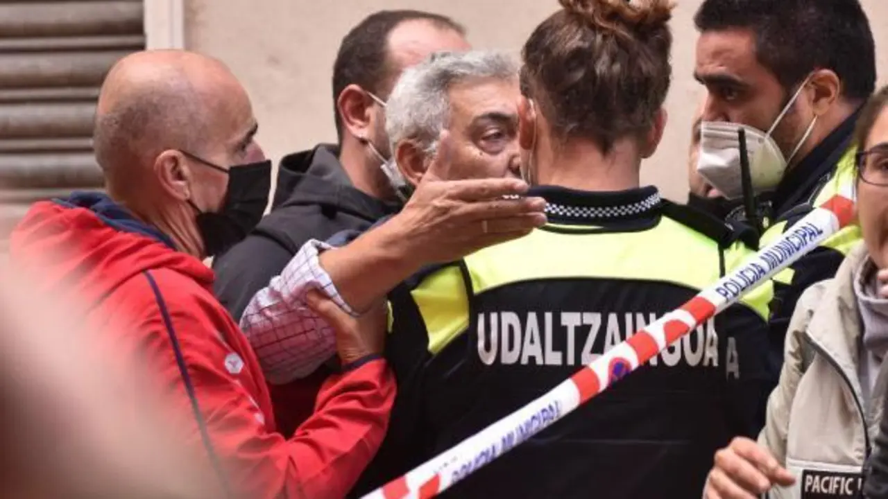 - Agentes de la polic&iacute;a municipal de Barakaldo retienen a un familiar de una de las dos personas apu&ntilde;aladas por un hombre este martes en un bar de Barakaldo (Bizkaia), tras lo que se ha atrincherado en el interior del ba&ntilde;o. EFE/Miguel To&ntilde;a